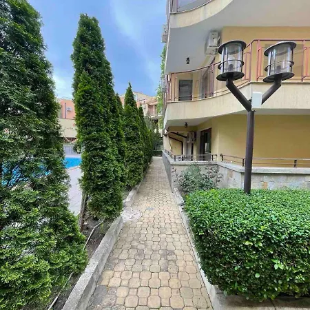 Modern With Pool & Balcony By Flat Mаnаger Apartament