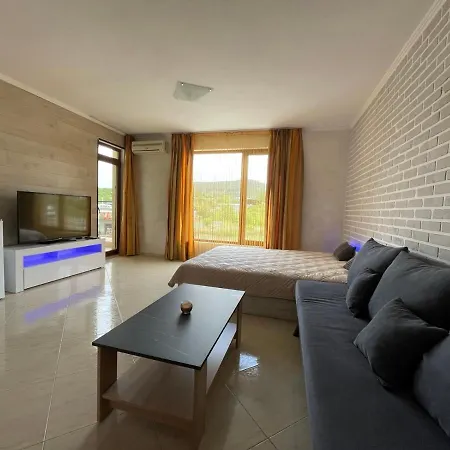 Modern With Pool & Balcony By Flat Mаnаger * Szveti Vlasz